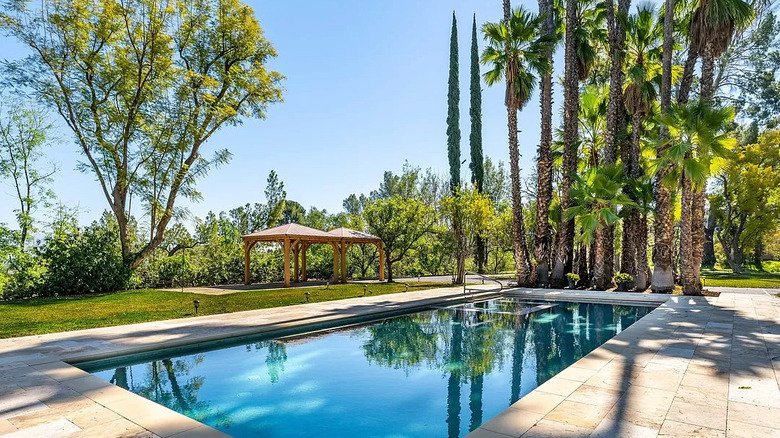 zendaya estate exterior